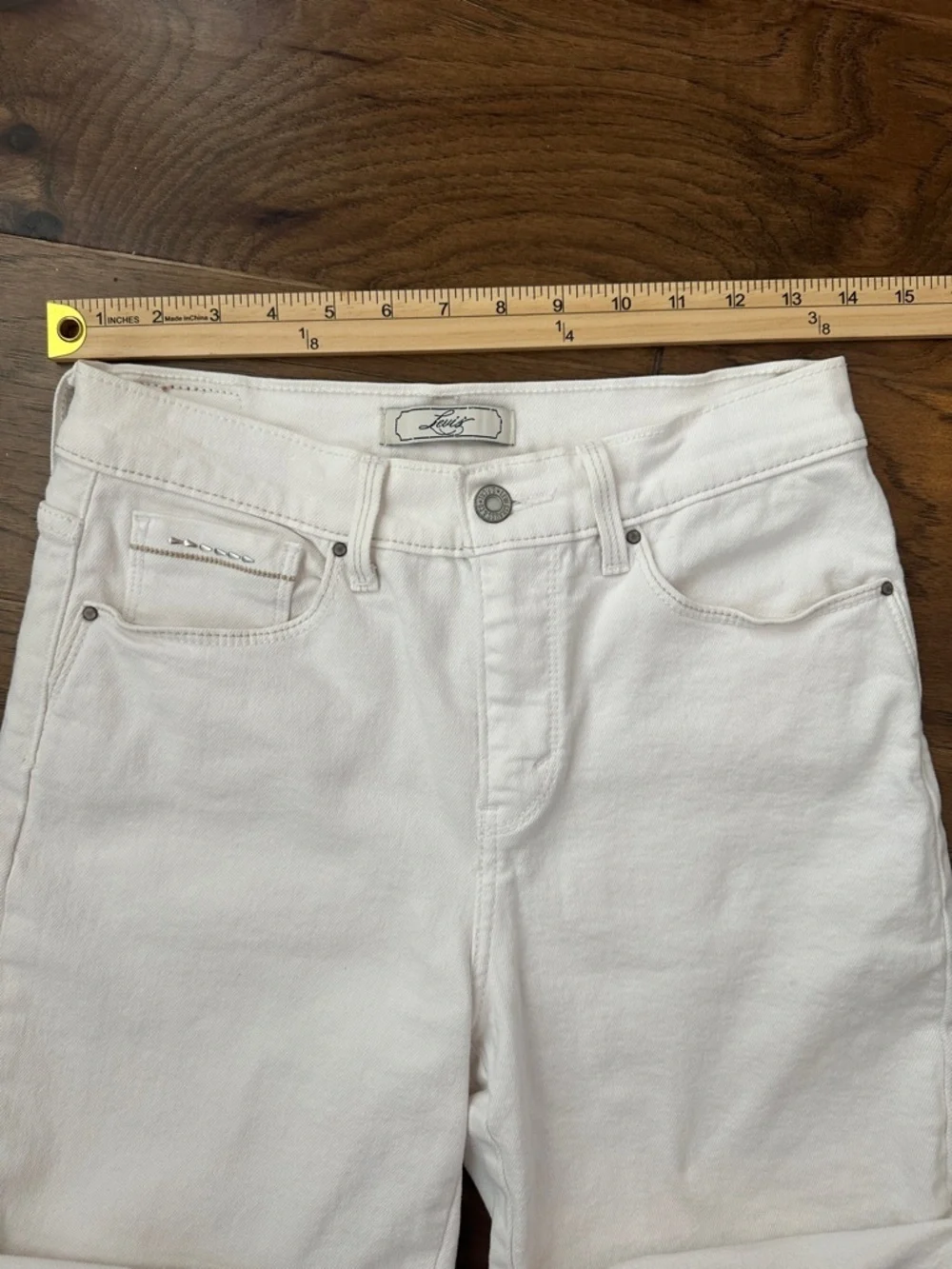 Levi's 512 Perfectly Slimming Women’s Sz 8Cream Denim Bermuda Shorts ✨